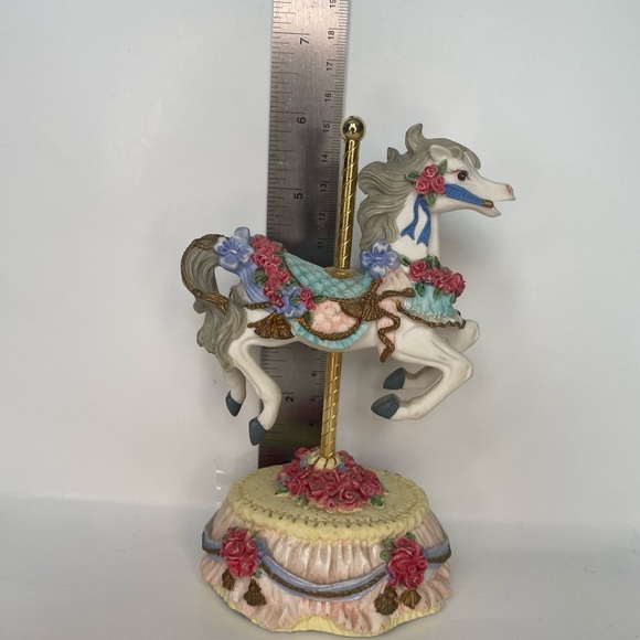 Melodies music box carousel horse - Picture 5 of 5